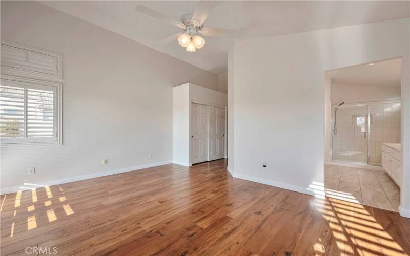 Main bedroom w bath and walk in closet