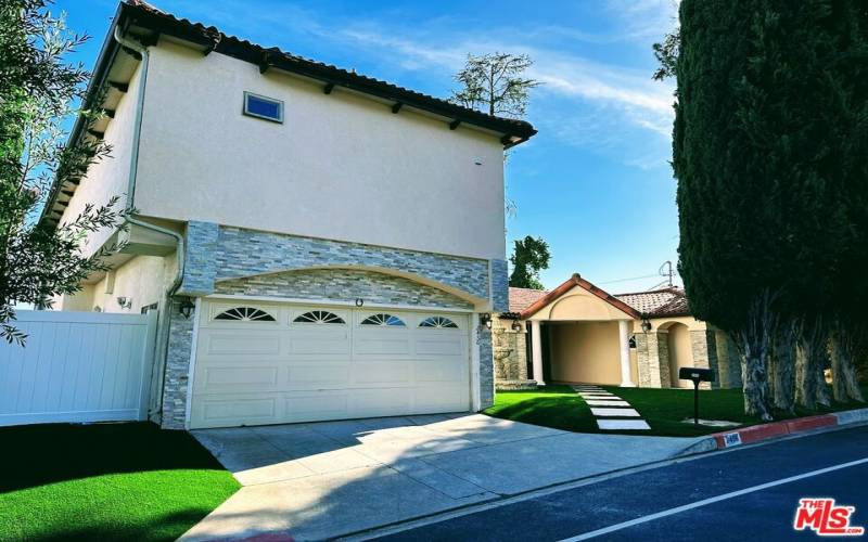 Lush Front Yard Turf With Stone Accents