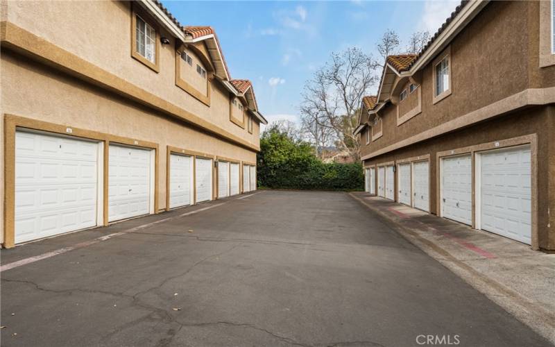 This home has a detached one car garage.