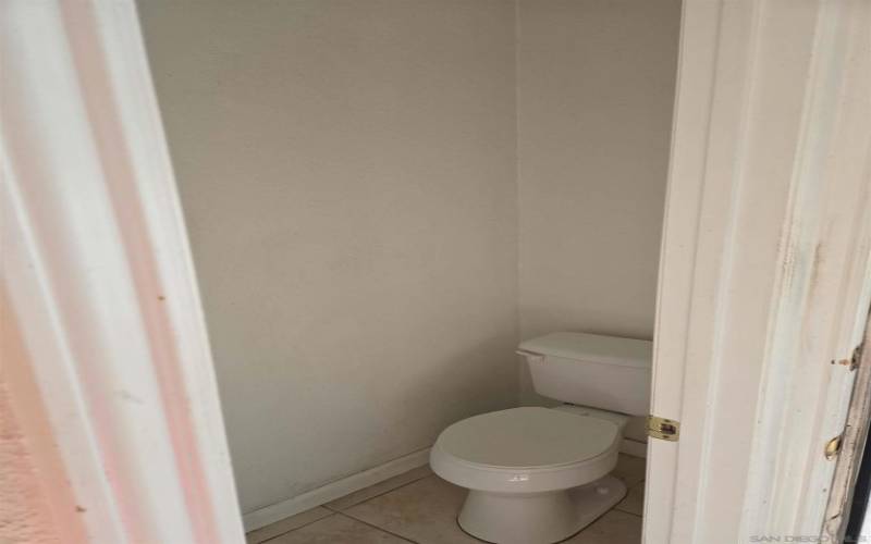 Entry powder room (1/2 bath.)