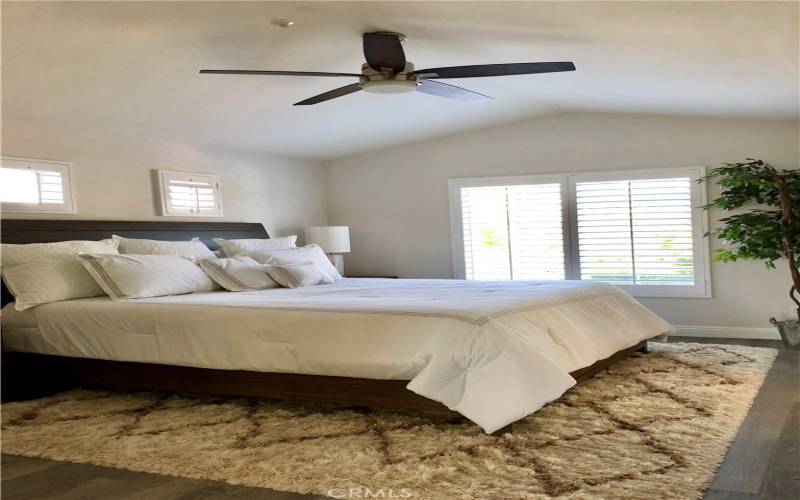 Master Bedroom Upstairs with large flatscreen TV sono sound!