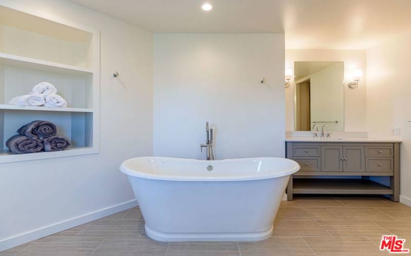 Master bedroom - bath tub.