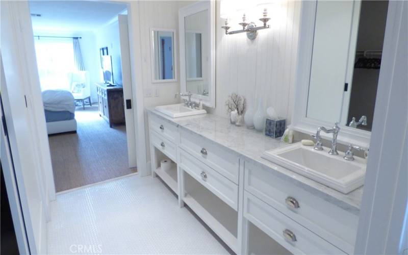 Primary en-suite bathroom with double sink vanity.