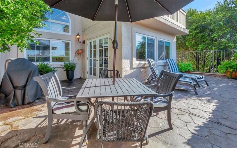 REAR YARD PATIO FURNITURE AND BARBEQUE