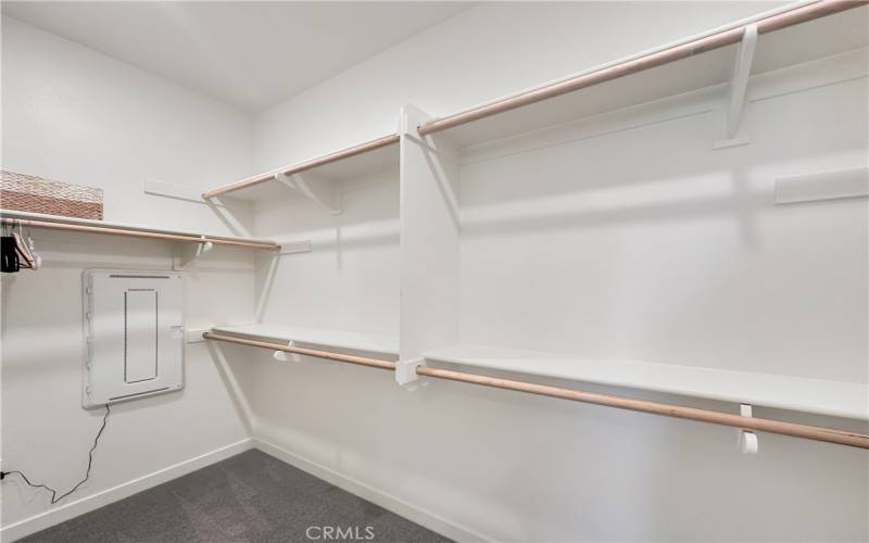 LARGE WALK-IN CLOSET