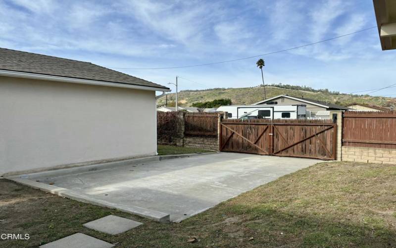 Side house Gate Parking Pad