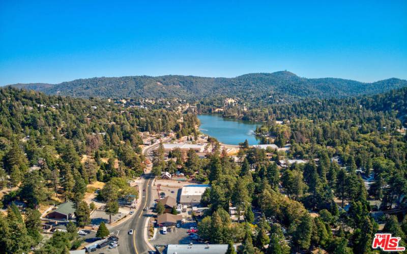 Walking distance to Lake Gregory and everything Crestline has to offer!