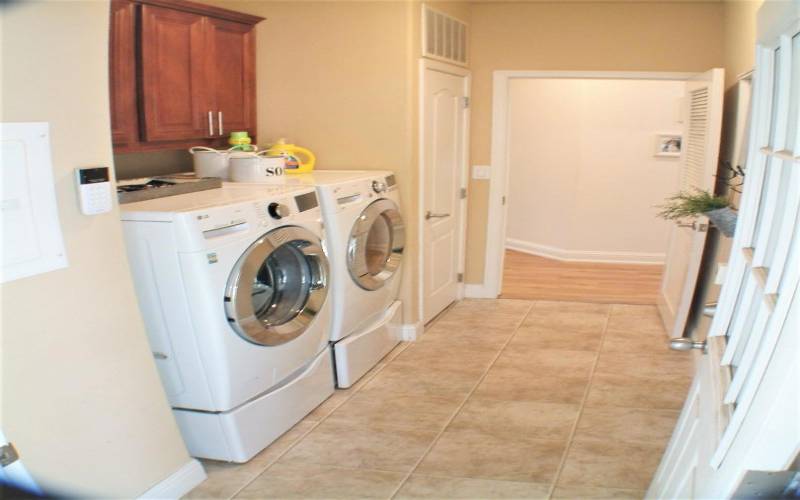 SEPARATE LAUNDRY ROOM