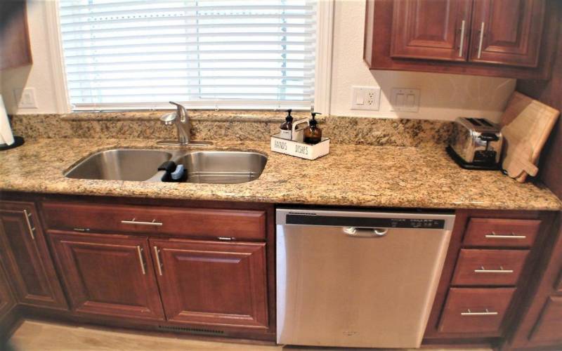 GRANITE COUNTERS   S.S. APPLIANCES