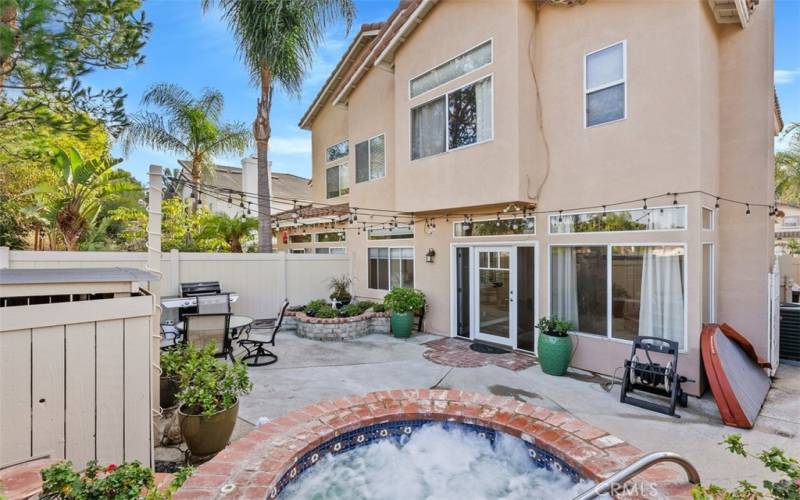 Garden, spa & lounging space in this peaceful yard