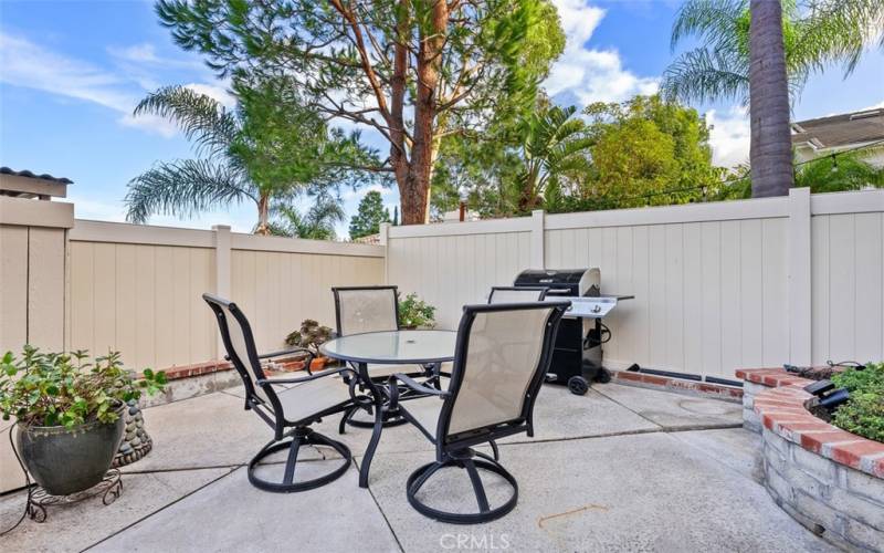 Outdoor dining space to enjoy California indoor outdoor lifestyle