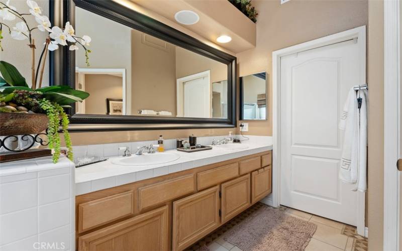 Dual sink vanity space in primary bath