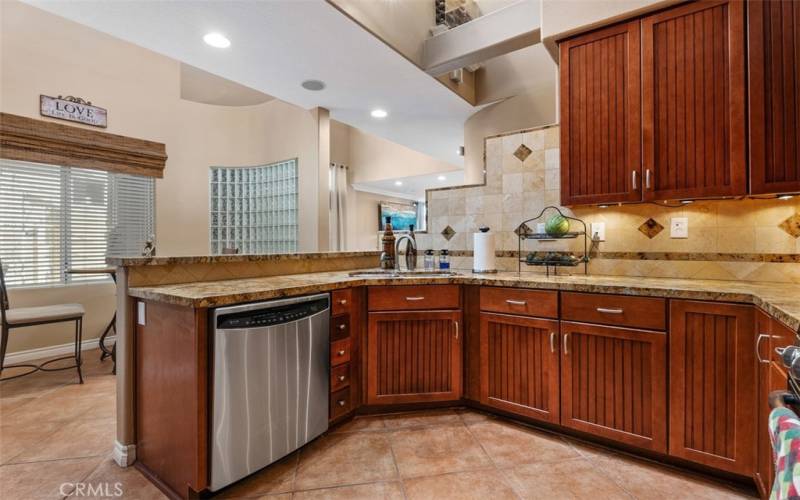 Lovely spacious kitchen with nice countertop area