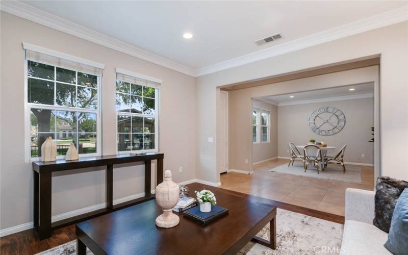 Living room w/ crown molding