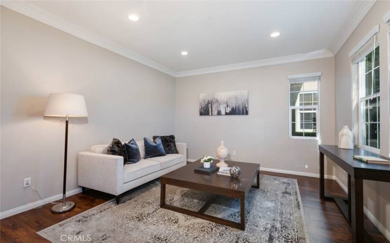 Living room w/ crown molding