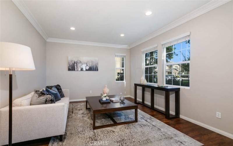 Living room w/ laminated wood flooring