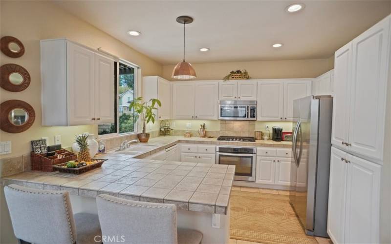 Kitchen with breakfast bar