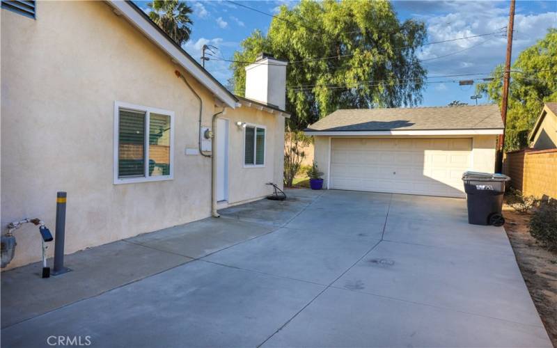 Driveway/Detached Garage