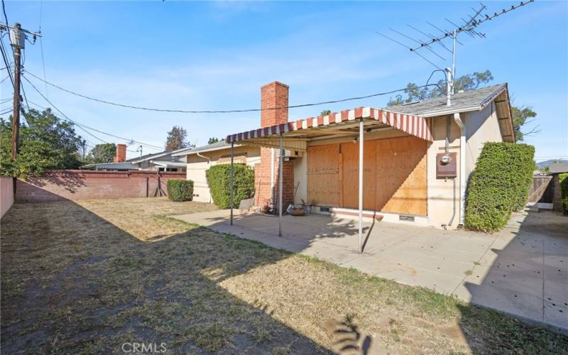 Spacious back yard with side access to the home