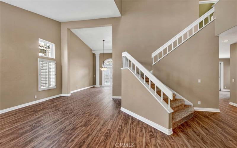 Living room with dining area in the destance