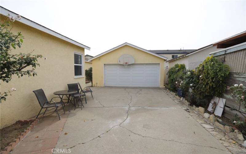 Long Driveway may fit 3 cars