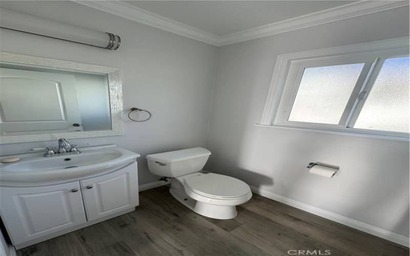 Upper level 1/2 bath