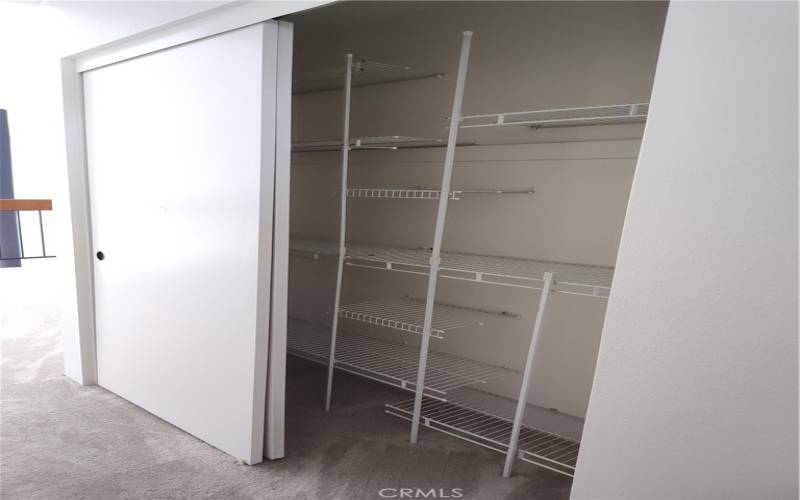 Sliding closet