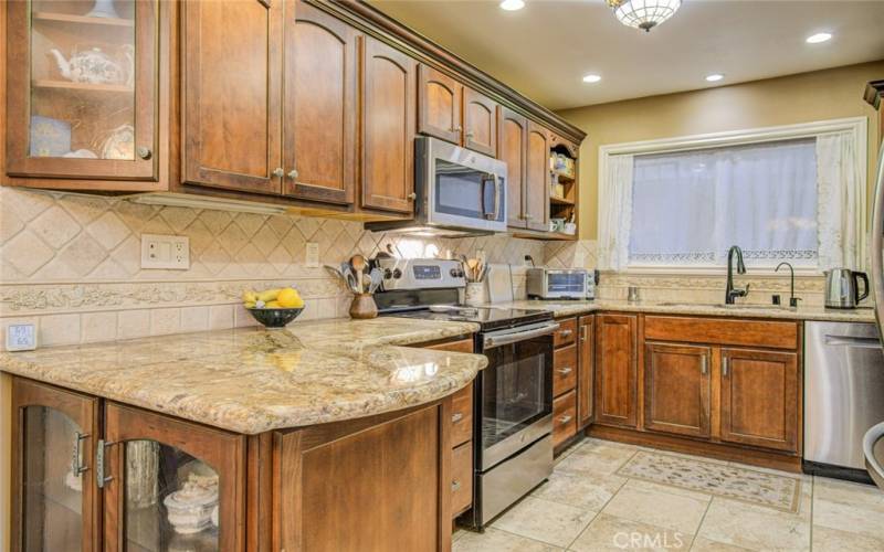 KITCHEN GRANITE COUNTERTOPS, WOOD CABINETS, RECESSED LIGHTING