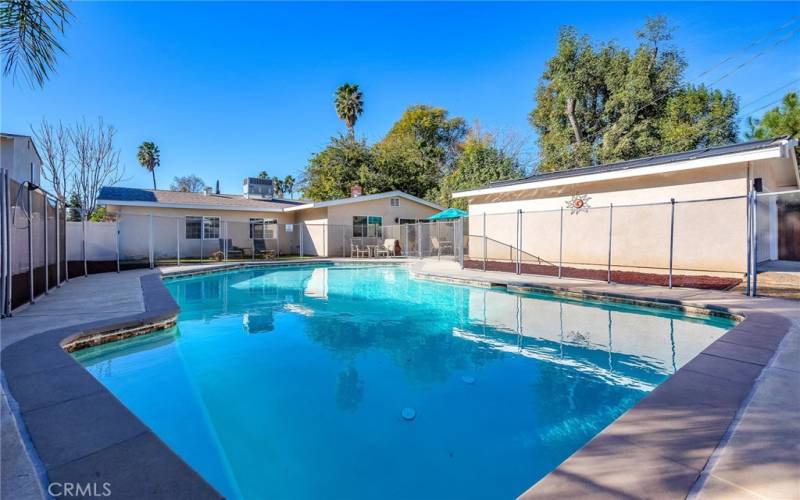 Large Sparkling  pool.Solar Heated.