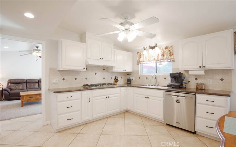 BEAUTIFUL KITCHEN!