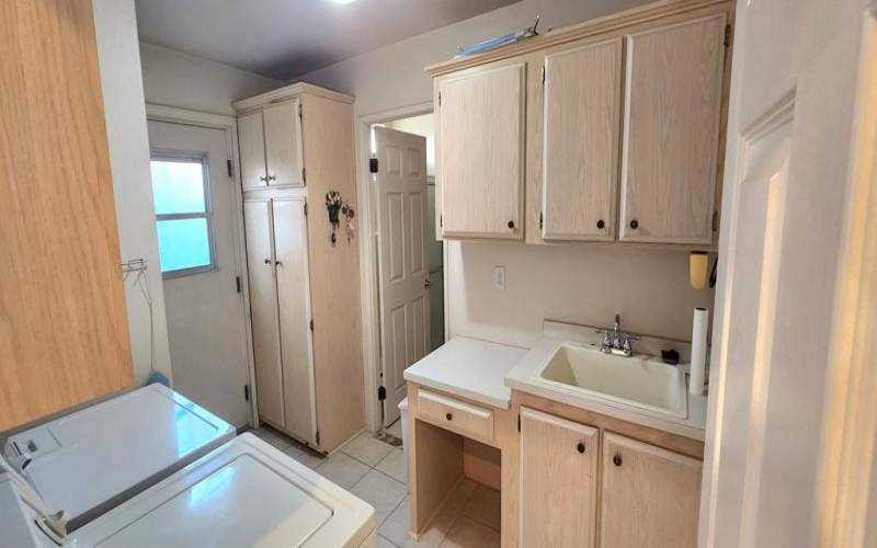 Laundry w/sink and storage