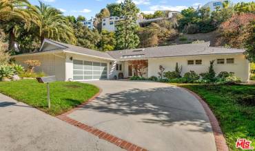 1836 N Doheny Drive, Los Angeles, California 90069, 4 Bedrooms Bedrooms, ,2 BathroomsBathrooms,Residential Lease,Rent,1836 N Doheny Drive,24474471