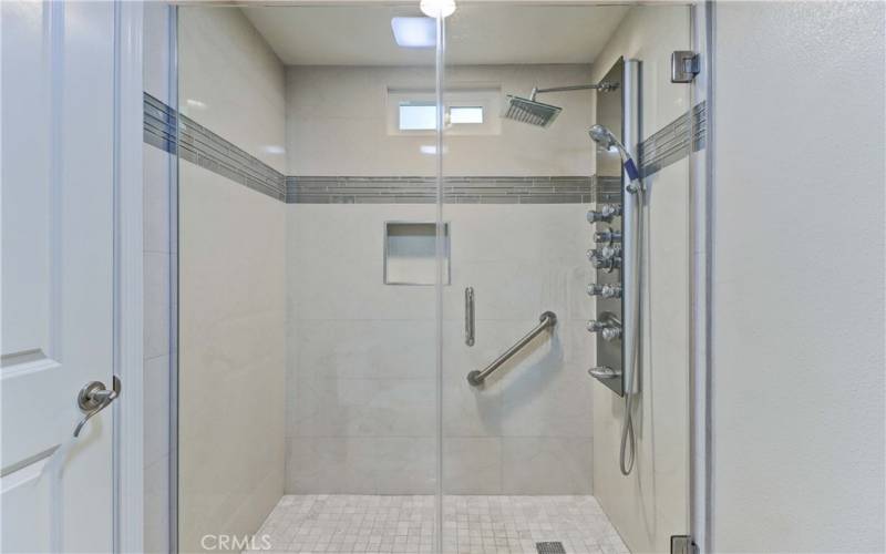 Shower with Multiple Shower Jets