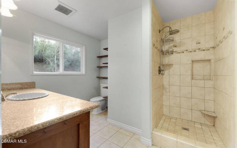 4662 Barnard St - Bathroom 2 off bedroom