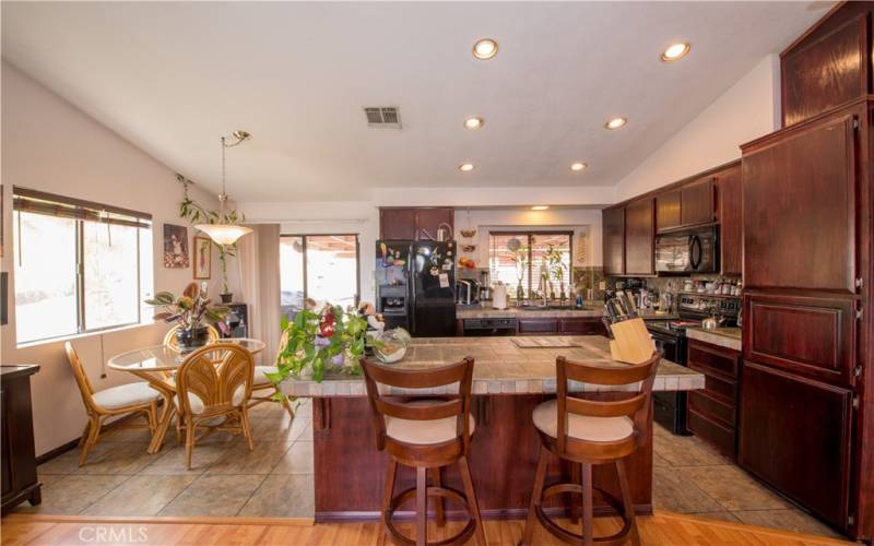 Kitchen Eating Bar and Breakfast table