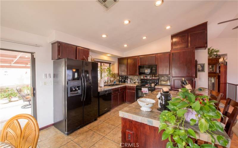 Kitchin Recessed lighting with under counter lights