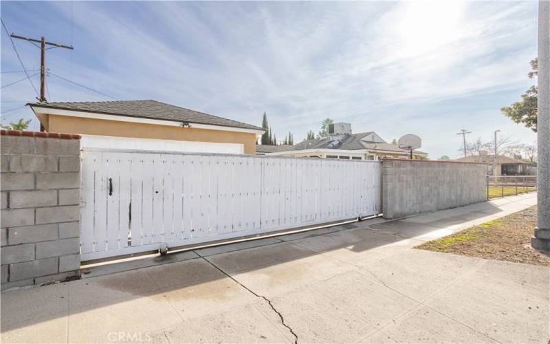 Driveway access from Montague St