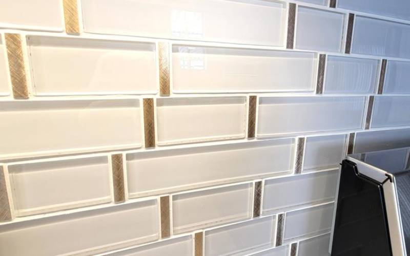 KITCHEN TILE BACKSPLASH