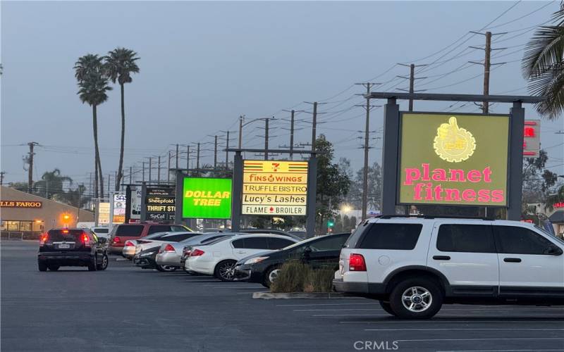 Shopping center behind the Home. less than a minute walk. Gym, Bank, restaurants, Dollar Tree, Seven Eleven and many more stores.