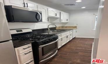 3793 1/2 S Centinela Avenue, Los Angeles, California 90066, 2 Bedrooms Bedrooms, ,1 BathroomBathrooms,Residential Lease,Rent,3793 1/2 S Centinela Avenue,25476591