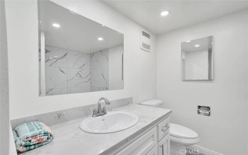 Remodeled 2nd bathroom with tub