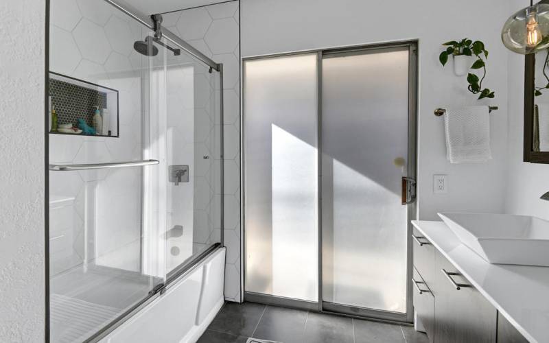 GUEST BATHROOM SHOWER.jpg mls