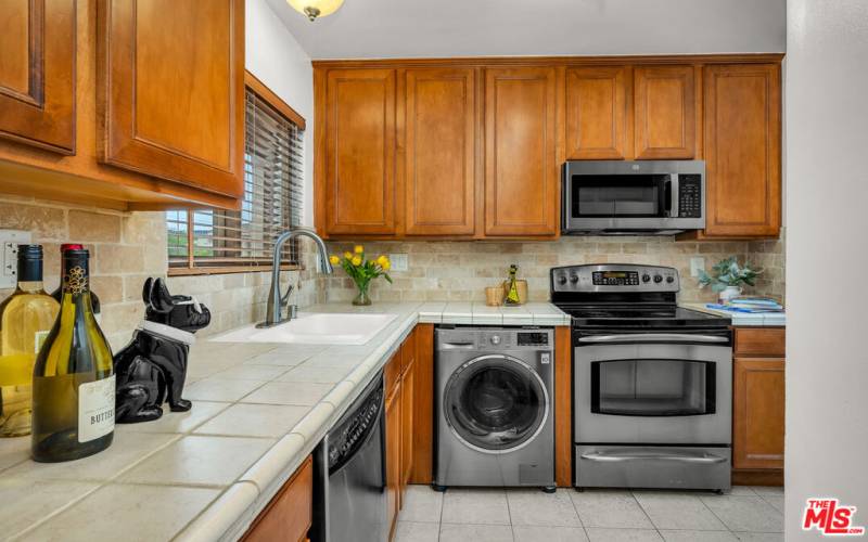 Gourmet kithcen w washer/dryer