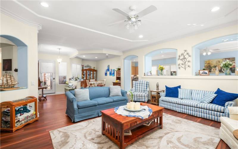 Arched Pillars between Living and Family Rooms