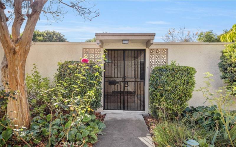 Courtyard entry, no steps