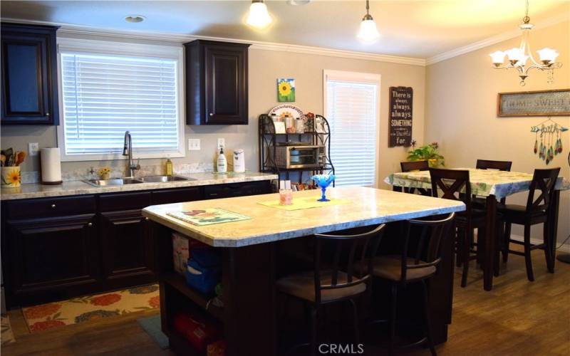 Kitchen Island w/bar seating