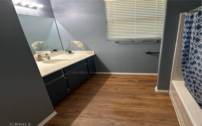 The secondary bathroom received newly updated waterproof wood laminate was just installed in the bathroom! Its a fresh new look. New white baseboards compliment the white contertops. Darlind window faces the front entry walkway.