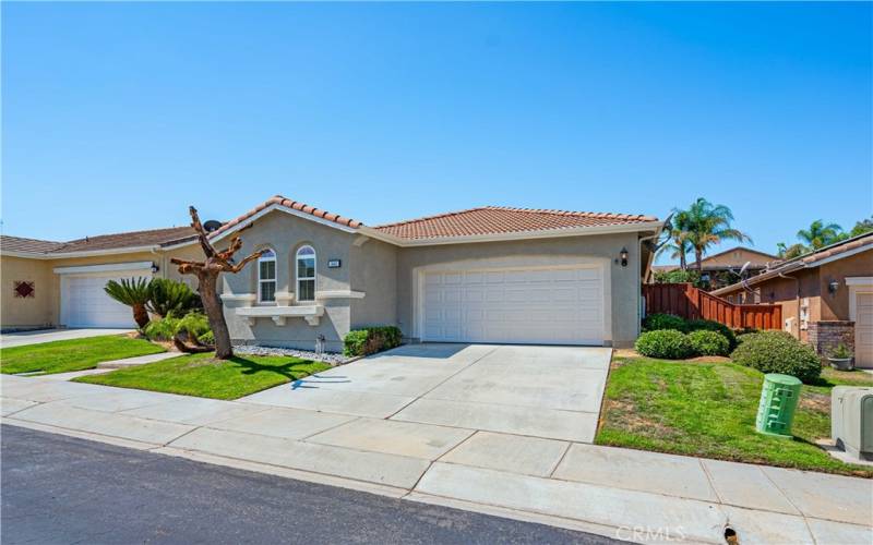 Darling curb appeal with front lawn, and 2 small palm trees. The tree was just trimmed back. 2 car garage with 2 car parking space in front of the garage. Cul-de-sac home tha is situated accross from the golf course.