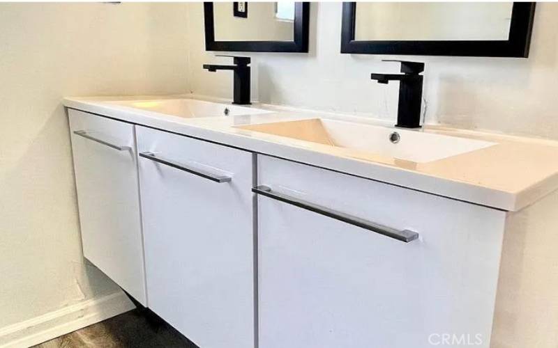 Double sink in Hall Bath