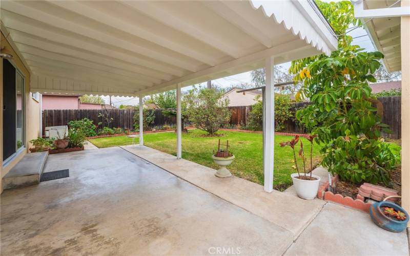 Backyard comes with a clothesline!